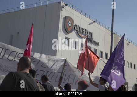 Madrid, Spagna. 17 Luglio, 2018. I manifestanti visto tenendo un grande striscione e bandiere durante la protesta.esigente di protesta per un lavoro migliore e la libertà dei lavoratori presso il magazzino di Amazon in San Fernando de Henares. Credito: Lito Lizana/SOPA Immagini/ZUMA filo/Alamy Live News Foto Stock