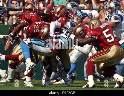 San Francisco, California, Stati Uniti d'America. 29 mar 2012. San Francisco 49ers vs. Carolina Panthers al Candlestick Park domenica 17 ottobre, 1999. Pantere beat 49ers 31-29. Carolina Panthers running back Tim Biakabutuka (21) è affrontare da 4 49er i difensori. Credito: Al di Golub/ZUMA filo/Alamy Live News Foto Stock