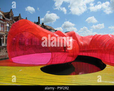 Bruges, Belgio. 02Maggio, 2018. Un galleggiante colorato padiglione vivente di architettura spagnola buro 'selgascano' è parte della Triennale di arte contemporanea e di architettura. La Triennale dura fino al 16 settembre ed è intitolato "Liquido città'. Credito: Sabine Glaubitz/dpa/Alamy Live News Foto Stock