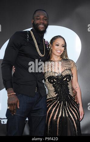 Los Angeles, CA, Stati Uniti d'America. 17 Luglio, 2018. Deontay Wilder, Telli Swift presso gli arrivi per l'equalizzatore 2 Premiere, TCL teatro cinese (in precedenza Grauman's), Los Angeles, CA, 17 luglio 2018. Credito: Elizabeth Goodenough/Everett raccolta/Alamy Live News Foto Stock