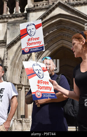 Corte di Appello di Londra, Regno Unito. Il 18 luglio 2018. Tommy Robinson sostenitori che protestavano davanti alla Corte di appello, Tommy Robinson sta facendo una sfida contro la sua frase. Credito: Matteo Chattle/Alamy Live News Foto Stock