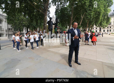 Londra REGNO UNITO. Il 18 luglio 2018. Partito conservatore britannico MP, James sapientemente sta di fronte alla statua di Nelson Mandela in Parlamento per celebrare il centenario dell ex presidente del Sud Africa che morì nel 2013 e che ha guidato la lotta contro il regime di apartheid Credito: amer ghazzal/Alamy Live News Foto Stock