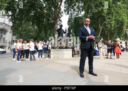 Londra REGNO UNITO. Il 18 luglio 2018. Partito conservatore britannico MP, James sapientemente sta di fronte alla statua di Nelson Mandela in Parlamento per celebrare il centenario dell ex presidente del Sud Africa che morì nel 2013 e che ha guidato la lotta contro il regime di apartheid Credito: amer ghazzal/Alamy Live News Foto Stock