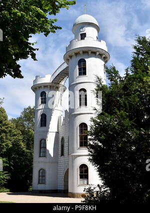 29 giugno 2018, Berlin, Germania: il castello di Pfaueninsel sull'omonimo peacock island in Havel. Il piacere palace chiude le sue porte dal 20 agosto per riparazioni complete. Con i fondi del programma speciale di investimenti per il prussiano castelli e giardini, sarà esaminato e risolto per i prossimi sei anni da eventuali danni. Il castello fu costruito da Potsdam mastro carpentiere Johann Gottlieb Brendel per re Friedrich Wilhelm II come un rifugio rurale dal 1794 al 1795. Foto: Bernd Settnik/dpa-Zentralbild/dpa Foto Stock