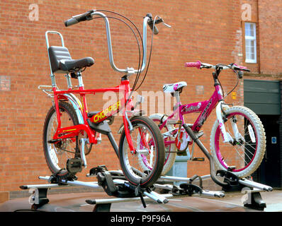 Glasgow, Scotland, Regno Unito 18 luglio. Regno Unito Meteo:tempo soleggiato porta fuori la gente del posto e i turisti bici ragazzi sul tetto di un'automobile in città.s Partick come il tour de France ovviamente incoraggia il pilota più giovane. Gerard Ferry/Alamy news Foto Stock