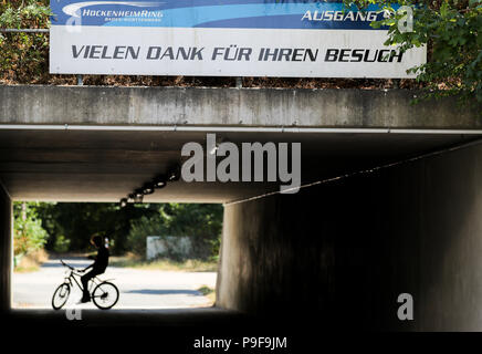 Hockenheim, Germania. 18 Luglio, 2018. Un cycylist passando attraverso un tunnel con un cartello su cui si afferma "Vielen Dank fuer Ihren Besuch' (lit. Molte grazie per la vostra visita). In Germania il più grande premio si svolge su di Hockenheim il 22 luglio 2018. A causa di continue discussioni in materia di finanze, ulteriori gare di Formula 1 in Germania sono in discussione. Il contratto con l'Hockenheimring scade dopo questo gran premio. Non vi è alcuna gara prevista per il 2019. È dubbio se ci sarà uno nel 2020. Credito: Jan Woitas/dpa-Zentralbild/dpa/Alamy Live News Foto Stock