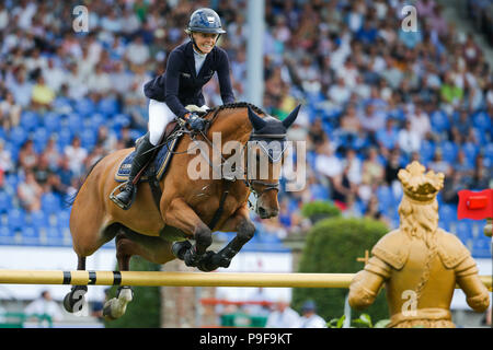 Germania, Aachen. 18 Luglio, 2018. CHIO, Equestre, dressage. Il tedesco dressage atleta Laura Klaphake over-salta un ostacolo sul cavallo catch me se è possibile. Credito: Rolf Vennenbernd/dpa/Alamy Live News Foto Stock