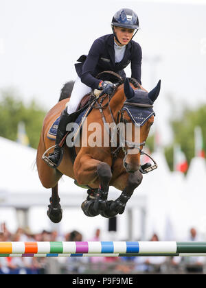 Germania, Aachen. 18 Luglio, 2018. CHIO, Equestre, dressage. Il tedesco dressage atleta Laura Klaphake over-salta un ostacolo sul cavallo catch me se è possibile. Credito: Rolf Vennenbernd/dpa/Alamy Live News Foto Stock