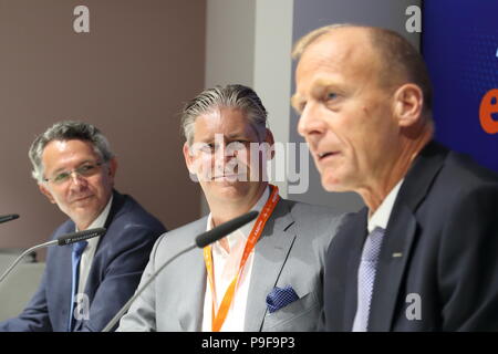 Easyjet ha preso consegna ufficiale del suo primo Airbus A321neo in presenza di Tom Enders, CEO di Airbus, Johan Lundgren, CEO di Easyjet, Gael Meheust, CEO di CFM e Segretario dei trasporti Chris grayling. Enders, Meheust e Lundgren ha spiegato nel corso di una conferenza stampa che le tre società era impegnata in un partenariato strategico in cui Easyjet si basa su una flotta di Airbus A319, A320 e A321 famiglia powered by CFM è efficiente del carburante motori LEAP. Credito: Uwe Deffner/Alamy Live News Foto Stock