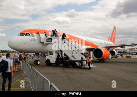 Easyjet ha preso consegna ufficiale del suo primo Airbus A321neo in presenza di Tom Enders, CEO di Airbus, Johan Lundgren, CEO di Easyjet, Gael Meheust, CEO di CFM e Segretario dei trasporti Chris grayling. Enders, Meheust e Lundgren ha spiegato nel corso di una conferenza stampa che le tre società era impegnata in un partenariato strategico in cui Easyjet si basa su una flotta di Airbus A319, A320 e A321 famiglia powered by CFM è efficiente del carburante motori LEAP. Credito: Uwe Deffner/Alamy Live News Foto Stock