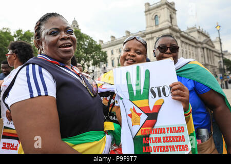 La piazza del Parlamento, Westminster, Londra, 18 luglio 2018. I manifestanti e attivisti dimostrano per varie cause relative a un libero dello Zimbabwe, comprese le elezioni libere e un arresto del trasferimento forzato di cittadini dello Zimbabwe DAL REGNO UNITO. Le elezioni generali si terranno a Zimbabwe alla fine di luglio. Credito: Imageplotter News e sport/Alamy Live News Foto Stock