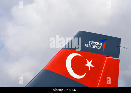 Turco Hurjet aerospaziale pinna di coda con la Turchia a stella e crescent bandiera in Farnborough Airshow internazionale, FIA 2018, UK. Giorno di negoziazione per il business Foto Stock