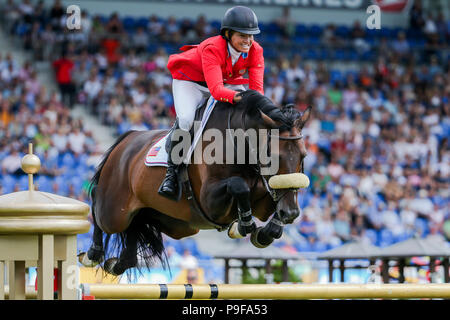 Germania, Aachen. 18 Luglio, 2018. CHIO, Equestre, dressage. Il pilota statunitense Laura Kraut sul cavallo Confu salta sopra un ostacolo. Credito: Rolf Vennenbernd/dpa/Alamy Live News Foto Stock