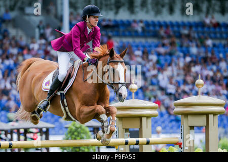 Germania, Aachen. 18 Luglio, 2018. CHIO, Equestre, dressage. Il pilota dal Portogallo, Luciana Diniz, sul cavallo Fit for Fun salta un ostacolo. Credito: Rolf Vennenbernd/dpa/Alamy Live News Foto Stock