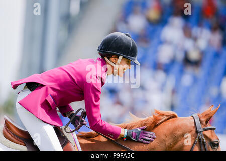 Germania, Aachen. 18 Luglio, 2018. CHIO, Equestre, dressage. Il pilota dal Portogallo, Luciana Diniz, sul cavallo Fit for Fun grazie. Credito: Rolf Vennenbernd/dpa/Alamy Live News Foto Stock