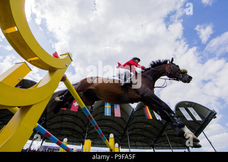 Germania, Aachen. 18 Luglio, 2018. CHIO, Equestre, dressage. Il pilota statunitense Laura Kraut sul cavallo Confu salta sopra un ostacolo. Credito: Rolf Vennenbernd/dpa/Alamy Live News Foto Stock