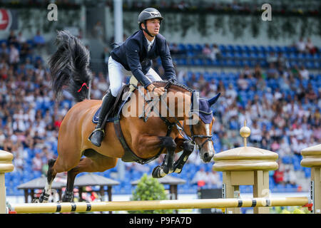 Germania, Aachen. 18 Luglio, 2018. CHIO, Equestre, dressage. Il pilota dalla Svizzera Steve Guerdat a cavallo Bianca salta sopra un ostacolo. Credito: Rolf Vennenbernd/dpa/Alamy Live News Foto Stock