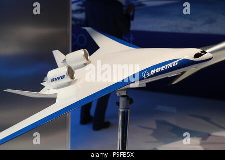 I costruttori di aeromobili e fornitori hanno esposto i loro più recenti tecnologie presso lo stand. Durante la visualizzazione di volo del velivolo hanno mostrato la loro agilità e maneggevolezza dei loro aeromobili più recente nel corso dell odierna flying display . Credito: Uwe Deffner/Alamy Live News Foto Stock