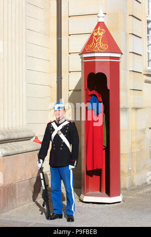 Un Royal Life Guard per la monarchia danese sul dovere di fronte al suo garitta all'esterno il palazzo di Amalienborg a Copenhagen, Danimarca Foto Stock