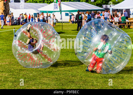 Due bambini che giocano in palloni gonfiabili in Northumberland County Show, Stocksfield, Northumberland, Regno Unito. Foto Stock