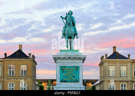 Statua equestre di re Federico V di Danimarca (1723-1766) a Piazza Amalienborg di Copenaghen, Danimarca Foto Stock