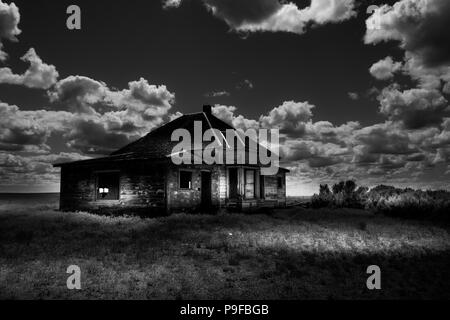 Appoggiata al lato dell'autostrada, un vecchio ranch o agriturismo ora cadendo a polvere in Oregon orientale. Foto Stock