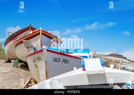 In legno barche da pesca ed un cielo blu su Sao Miguel, Azzorre Foto Stock