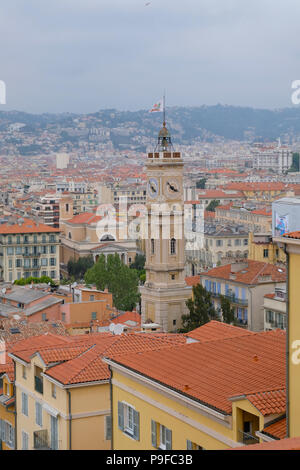 Nizza, Francia. Vista sui tetti con il Saint-François tower nel centro. La bandiera di Nizza vola in alto. Foto Stock