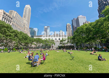 Visitatori rilassante e i giochi in Bryant Park, Manhattan, New York City. Foto Stock