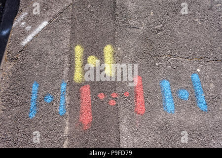 Verniciato a spruzzo marcature a sinistra su strada da parte di contraenti per indicare il posizionamento di acqua, di gas e di energia elettrica. Foto Stock