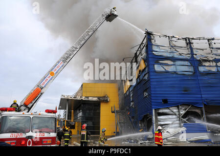 I vigili del fuoco in azione Foto Stock