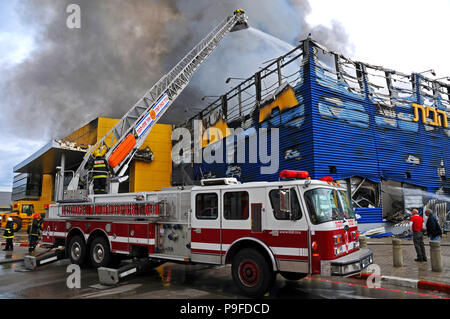 I vigili del fuoco in azione Foto Stock