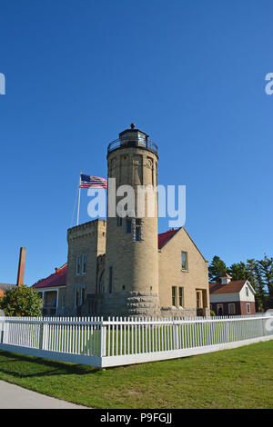 Fotografia del vecchio Mackinac Point Lighthouse situato sullo Stretto di Mackinac in Mackinaw City, Michigan. Foto Stock