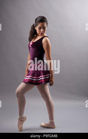 Quindici anni messicano ragazza adolescente (XV Años o Quinceañera in spagnolo) durante la sua festa di compleanno sessione fotografica, indossando il suo abito di balletto e pointe shoes Foto Stock