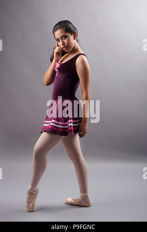 Quindici anni messicano ragazza adolescente (XV Años o Quinceañera in spagnolo) durante la sua festa di compleanno sessione fotografica, indossando il suo abito di balletto e pointe shoes Foto Stock