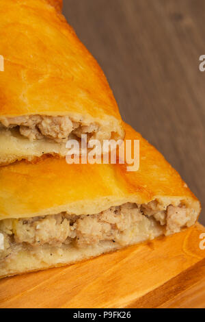 Chebureks fatta in casa, crosta croccante, sfondo legno. Foto Stock