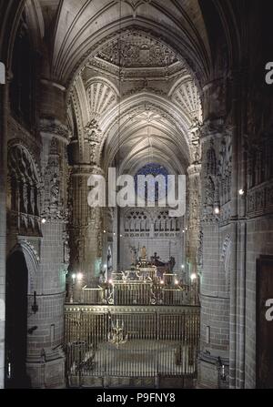 INTERIOR DE LA CATEDRAL - VISTA DEL CRUCERO DESDE LA NAVATA CENTRALE - ARQUITECTURA GOTICA ESPAÑOLA. Autore: Juan de Colonia (c. 1410-1481). Posizione: CATEDRAL-interno, BURGOS, Spagna. Foto Stock