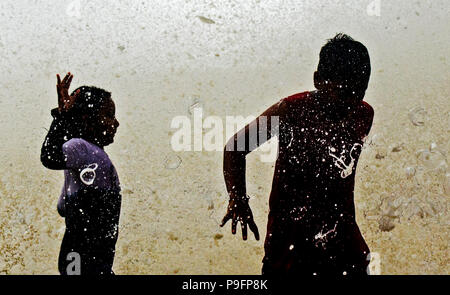 Mumbai, India. 14 Luglio, 2018. Bambini gode di nascondere la marea di Mumbai, Maharashtra, India Credito: Indranil Aditya/Pacific Press/Alamy Live News Foto Stock