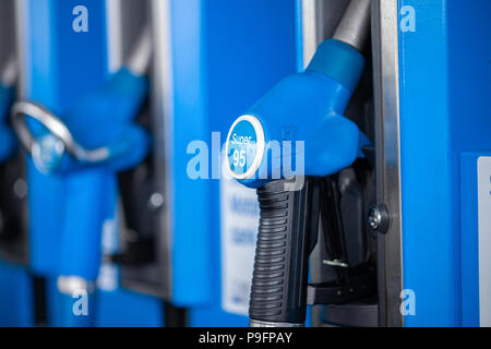 NUERNBERG / GERMANIA - MARZO 11, 2018: erogatore di carburante con Super 95 benzina, dalla stazione di servizio Aral. Aral è una marca di automobile carburanti. Foto Stock