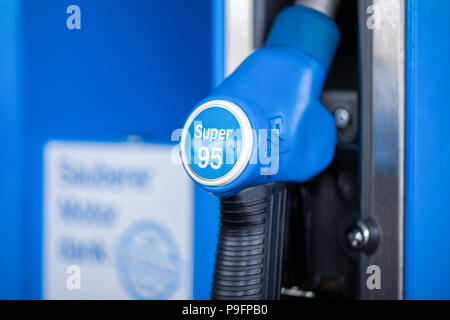 NUERNBERG / GERMANIA - MARZO 11, 2018: erogatore di carburante con Super 95 benzina, dalla stazione di servizio Aral. Aral è una marca di automobile carburanti. Foto Stock