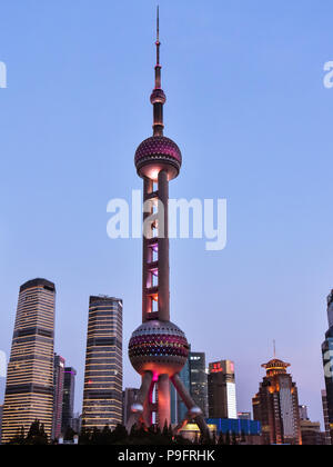 Nuovo Pudong, Shanghai/Cina - apr. 24, 2018: inizio serata vista della Oriental Pearl Radio & TV Tower, Shanghai, Cina. Foto Stock