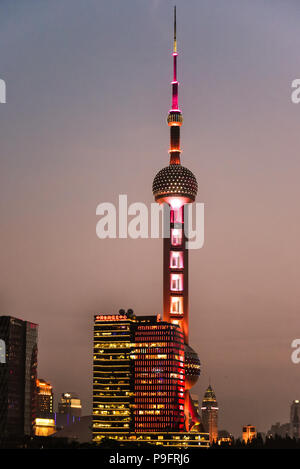 Nuovo Pudong, Shanghai/Cina - apr. 24, 2018: inizio serata vista della Oriental Pearl Radio & TV Tower, Shanghai, Cina. Foto Stock