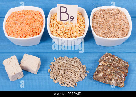 Cibo nutriente come fonte di vitamina B9, la fibra dietetica, acido folico e minerali naturali, il concetto di uno stile di vita sano Foto Stock