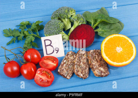 Cibo nutriente come fonte di vitamina B9, la fibra dietetica, acido folico e minerali naturali, il concetto di uno stile di vita sano Foto Stock
