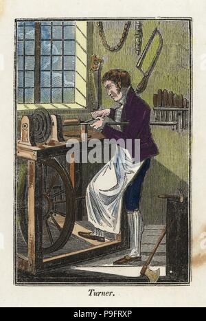 Un turner nel grembiule usando un piede-powered pedalà tornio o banco di tornitura. Handcolored xilografia incisione dal libro di inglese commerciale e la biblioteca delle arti utili, Phillips, Londra, 1818. Foto Stock