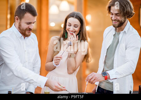 Amici divertendosi sul cortile della casa all'aperto Foto Stock