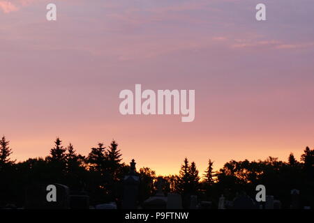 Alba sul cimitero di Moose Jaw, Saskatchewan, Canada Foto Stock