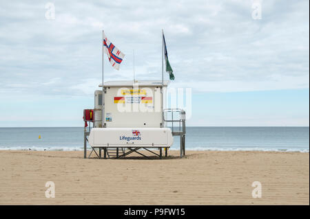 Stazione bagnino su Branksome beach in una fresca giornata estiva Foto Stock