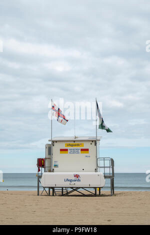 Stazione bagnino su Branksome beach in una fresca giornata estiva Foto Stock