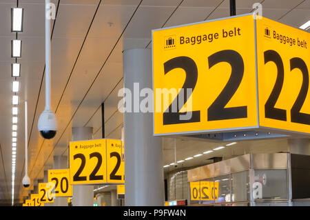 Il reclamo bagagli cinghie all'aeroporto di Schiphol Foto Stock